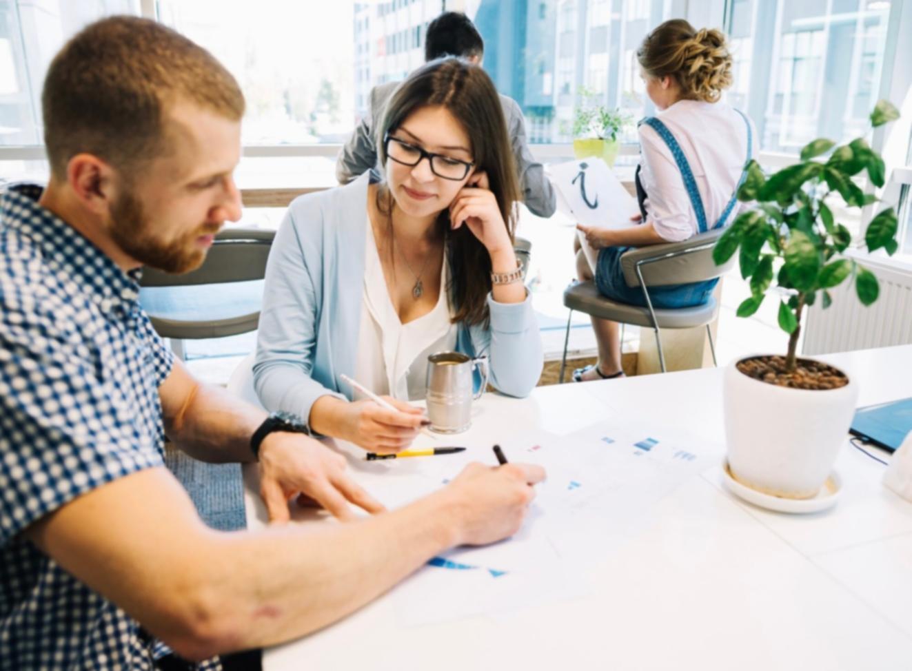 Étudiant examinant des documents financiers avec concentration