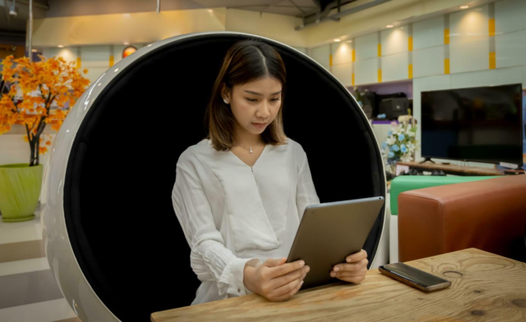 Discussion animée entre participants lors d'un atelier collaboratif